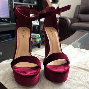 Burgundy pumps size 7.5 (used) good condition